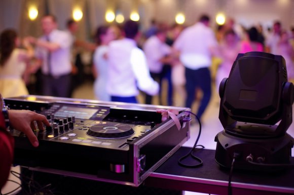 Professionnel pour l'organisation d'un mariage avec DJ pour soirée dansante à Sainte-Marie 974