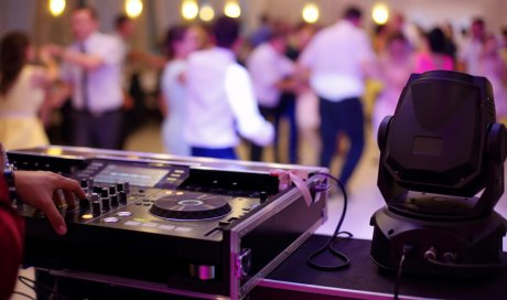 Professionnel pour l'organisation d'un mariage avec DJ pour soirée dansante à Sainte-Marie 974